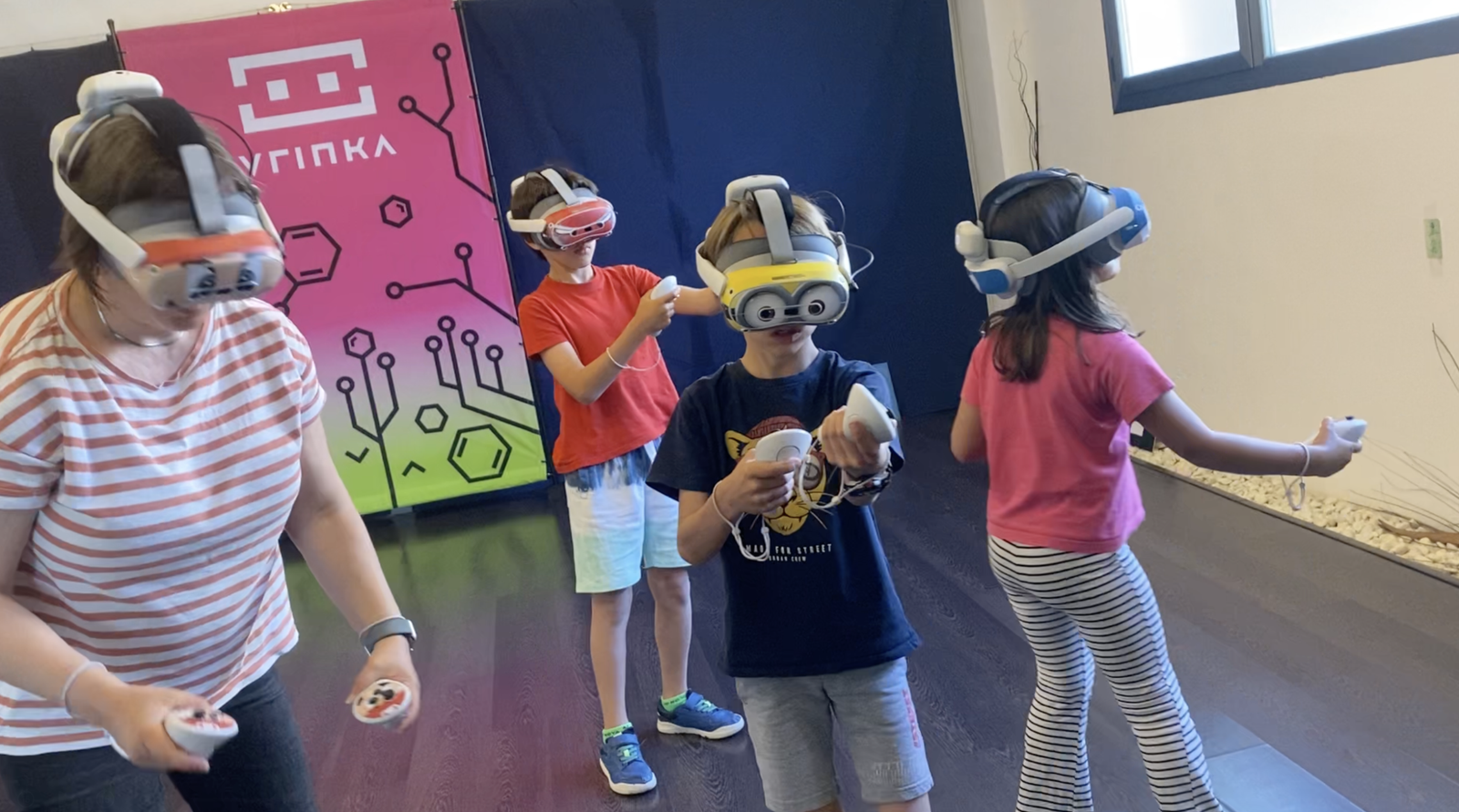Grupo de ni&ntilde;as jugando con gafas de realidad virtual