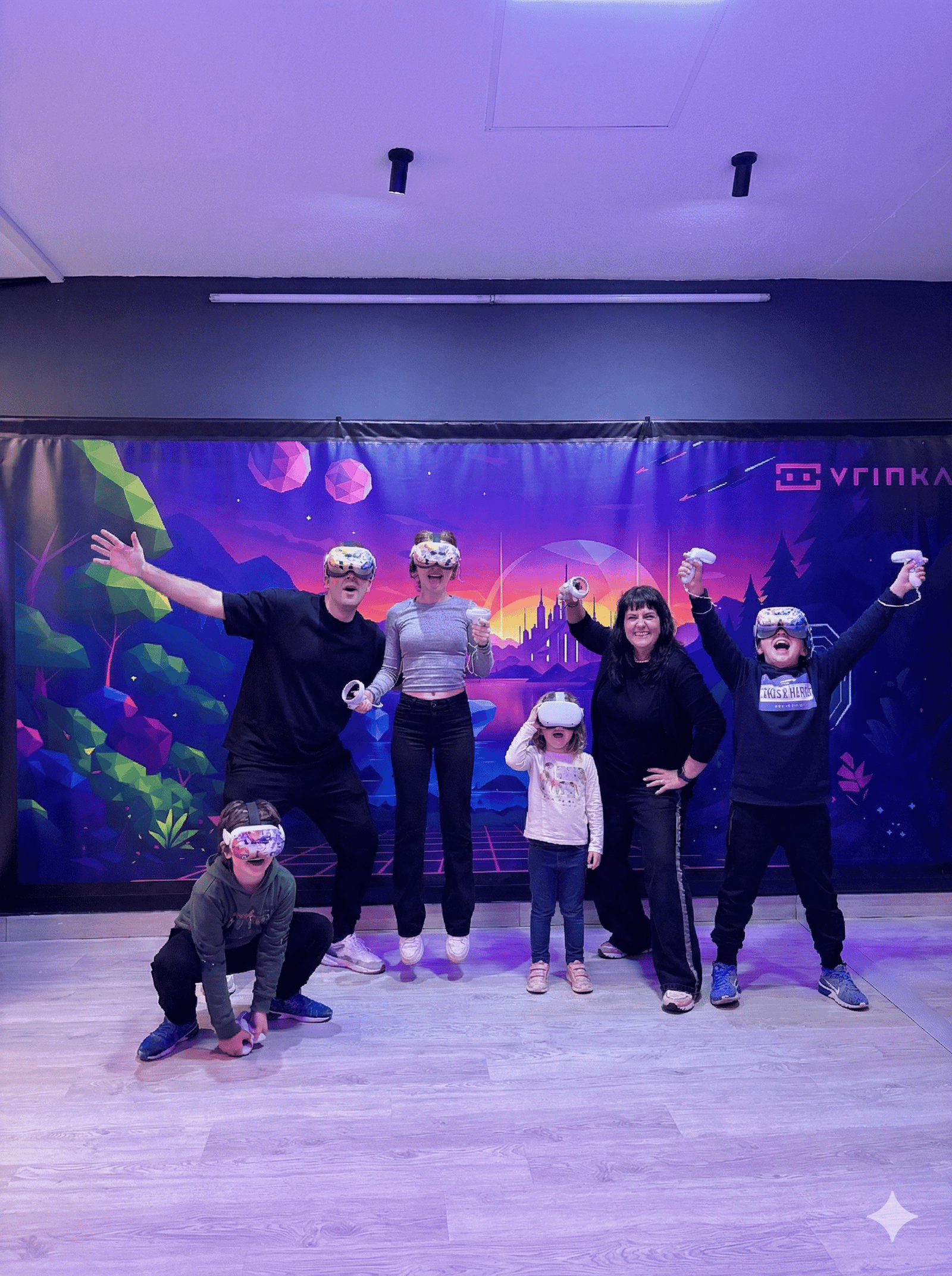 Familia en photocall de sala VR