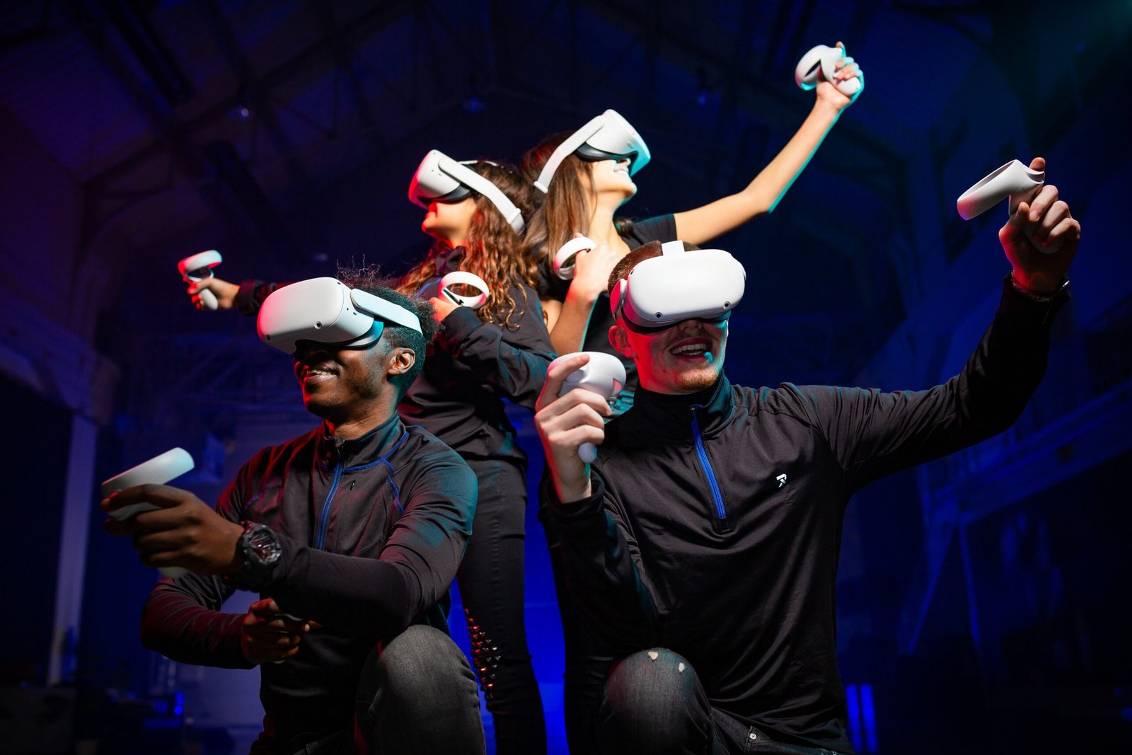Grupo de amigos posando con gafas de realidad virtual