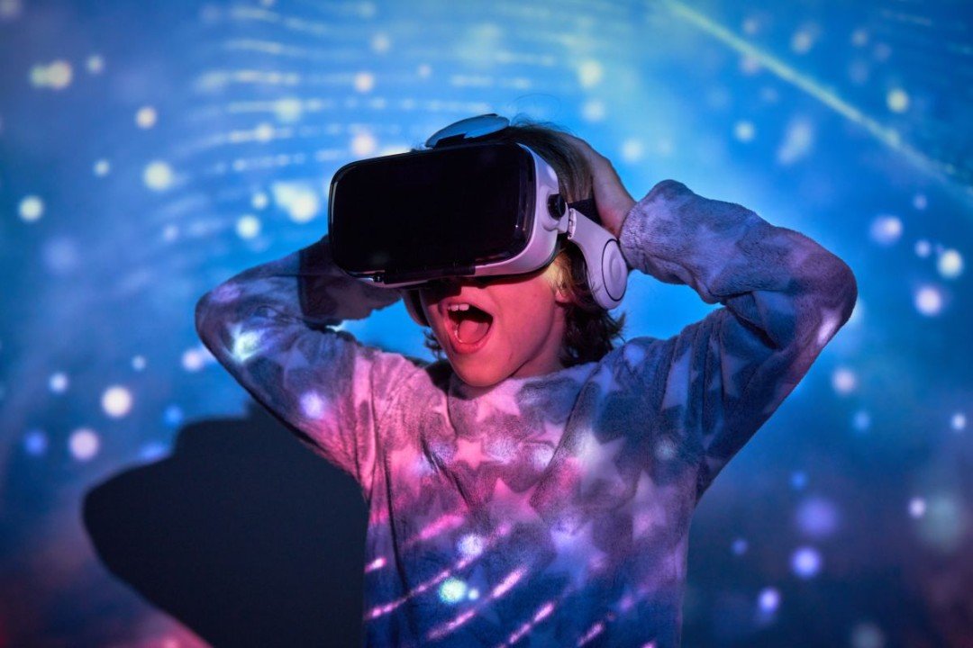 Ni&ntilde;o alucinando con sus gafas de realidad virtual VRINKA