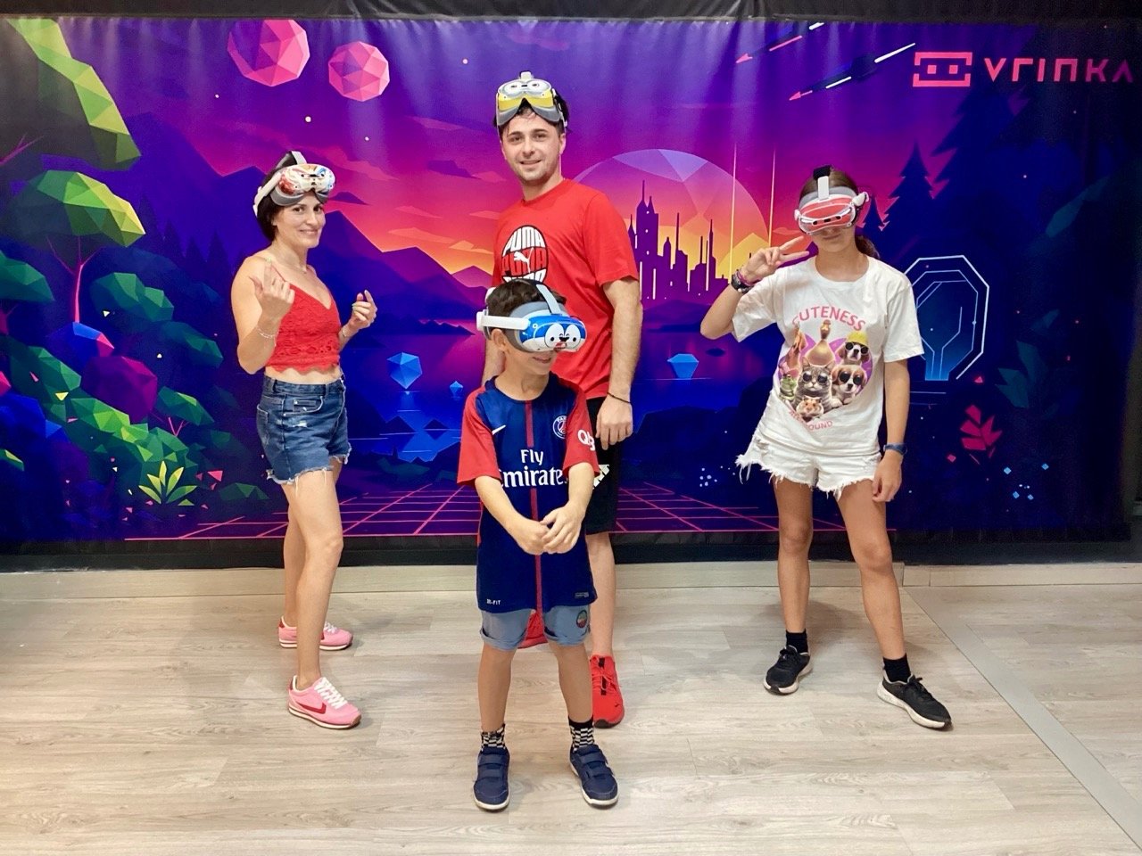Familia en el photocall con gafas de realidad virtual